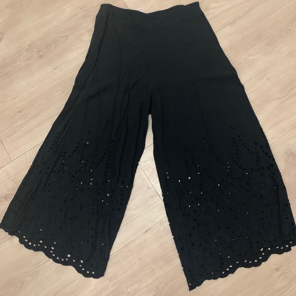 Forever 21 Black Eyelet Wide Leg Cropped Pants XS